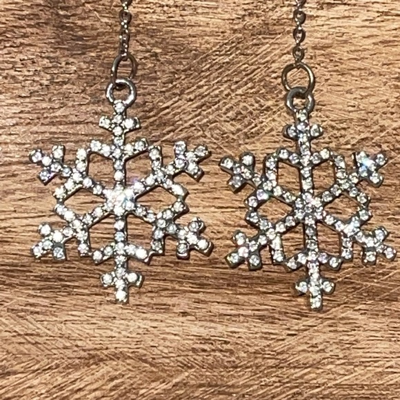 Snowflake Dangle Earrings NEW Sparkles Rhinestone Silver-Tone Long Duster - Picture 1 of 6